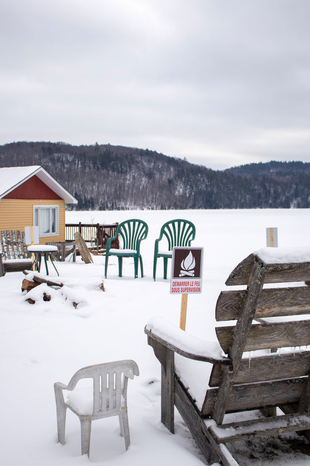 Stay at Saule Cottage in Gracefield. A tranquil lakefront chalet near Lac à la Barbue with modern comforts and stunning water views.